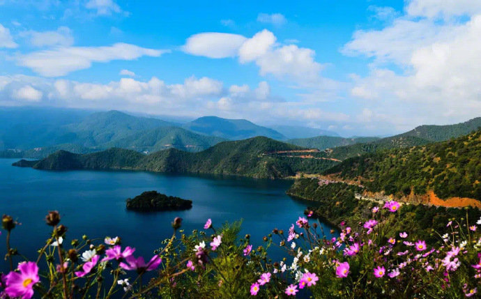 泸沽湖 ，远看山有色，静听水流声，春来花会在，人在画中游！ 