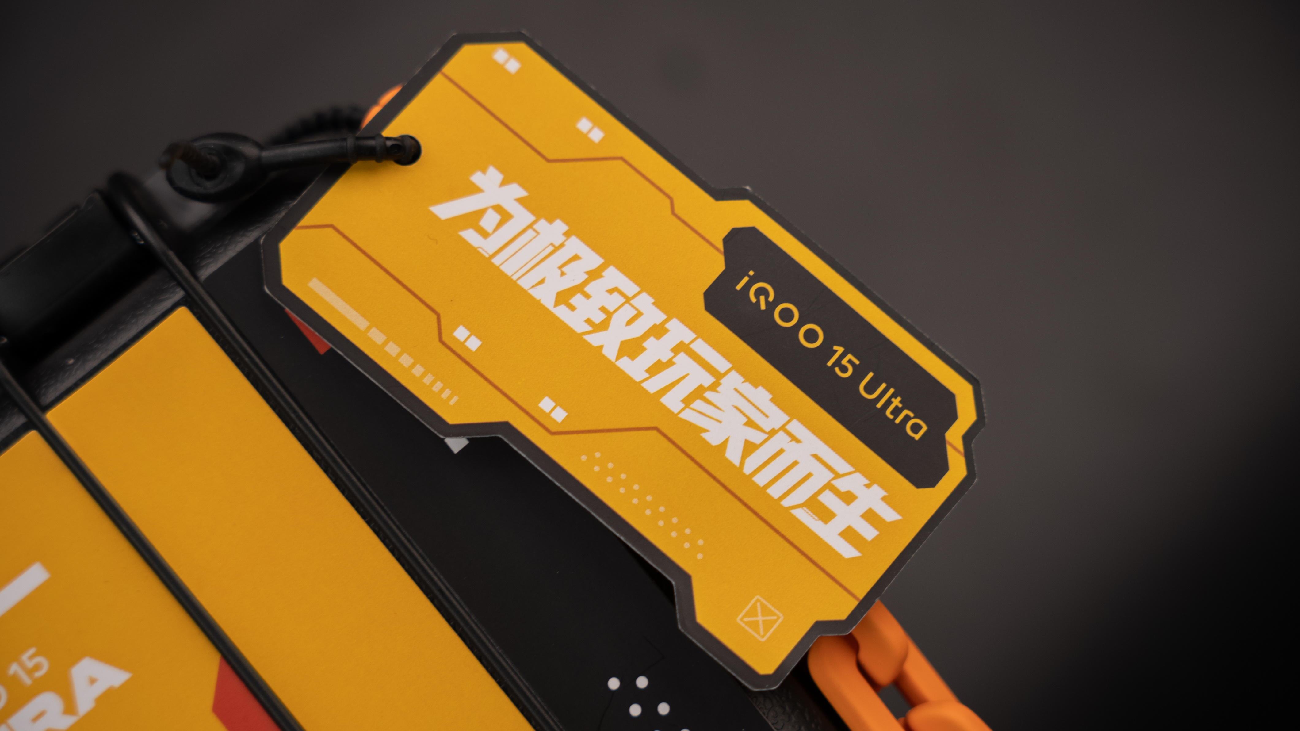 收到iQOO 15 Ultra发布会邀请函，竟然是一整套户外直播套装：手机支架、