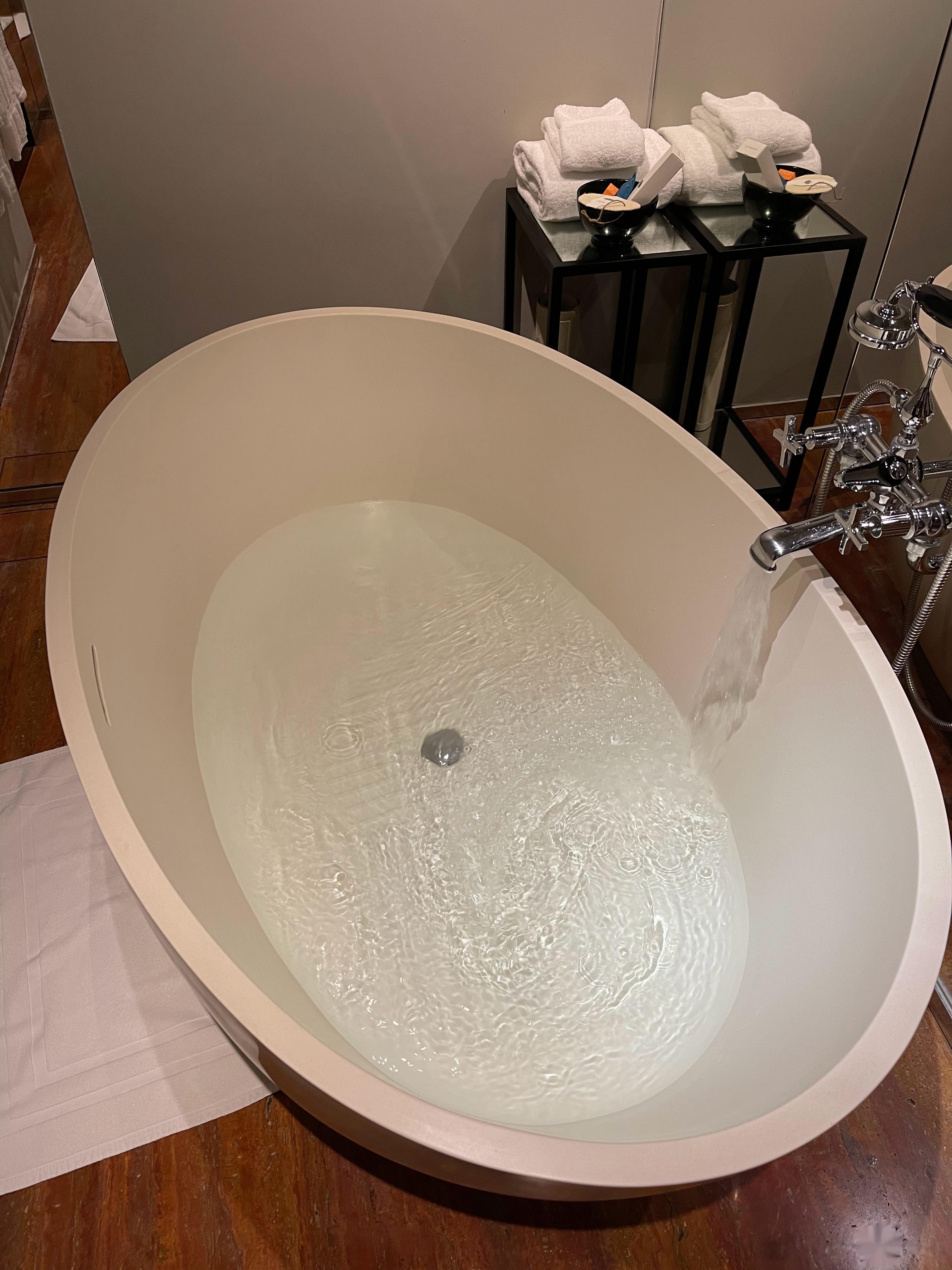 走了一天，泡个澡再开始夜生活[嘻嘻] ​​​