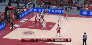 中国男篮中锋徐昕真是太让人心疼了！在今天进行的中国男篮和荷兰男篮的热身赛中，当时