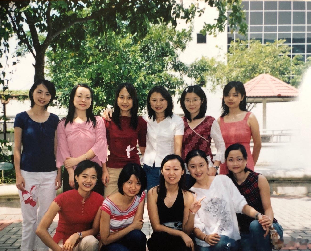 相册推过来的旧照当初四川一起来的姑娘们经过20多年，大多数已经不来往了但是， 好