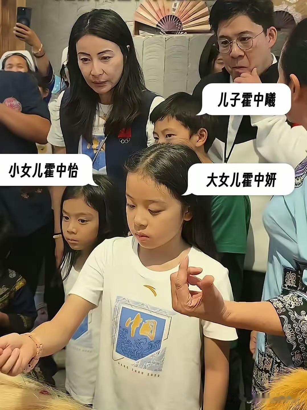 郭晶晶的大女儿，长得像朱玲玲了，好漂亮。

她完美继承了奶奶朱玲玲的“港姐基因”