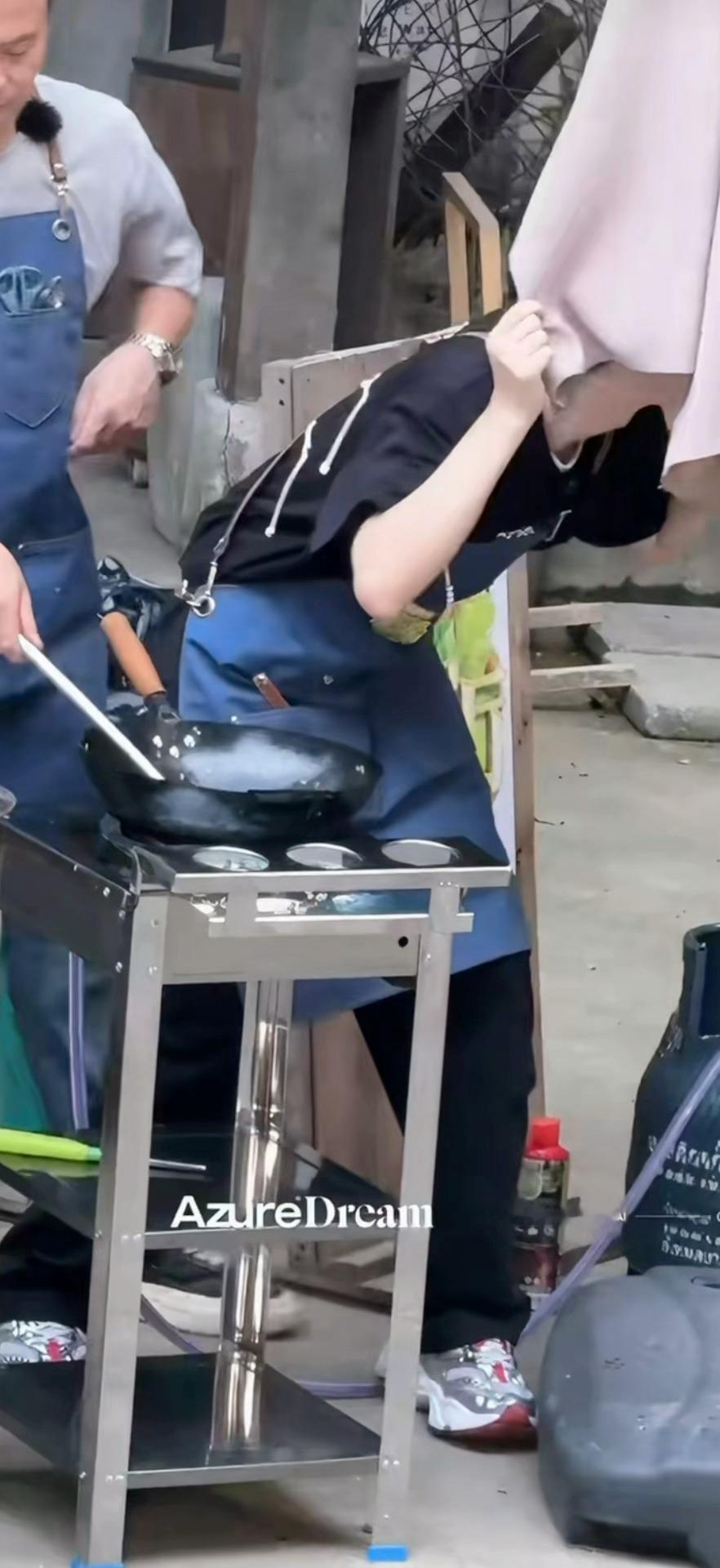 王俊凯 好丝滑的弯腰想到某人当初还说什么“我腰不好”王俊凯 中餐厅10