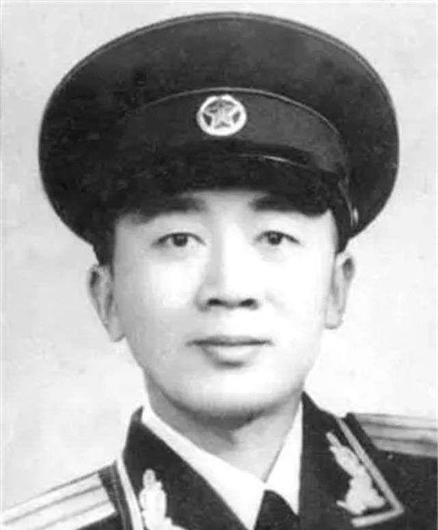 1944年，一位打入敌人内部的地下党刚查完哨回到家里，伪副师长的妻子就慌张的推开