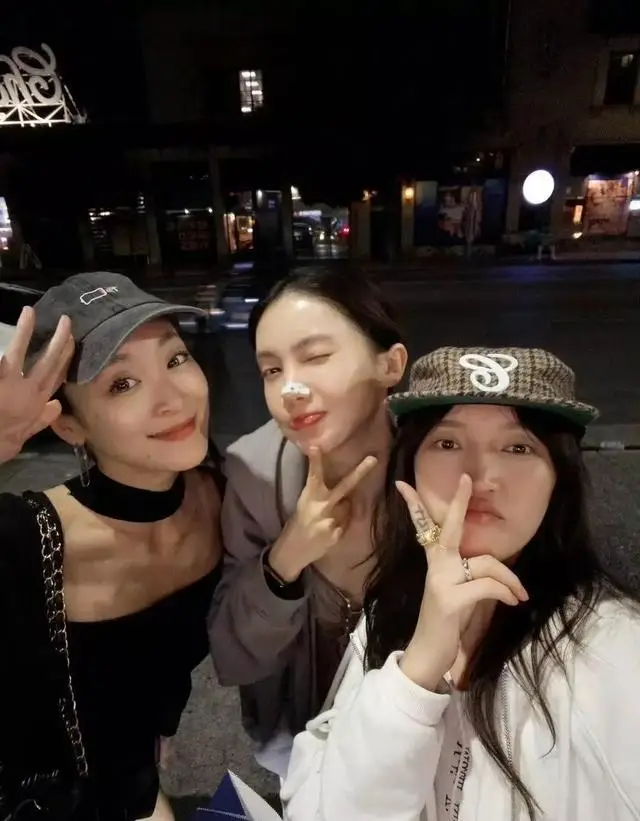 金晨美国游学寂寞？孟佳下一秒买机票空降街头，这闺蜜情让人羡慕 