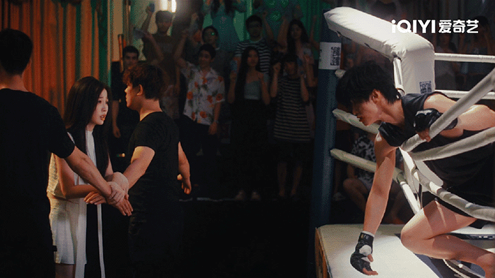 女主上来这声哥把男主叫活了姜暮远赴察国找哥哥，刚见到就看到靳朝满脸是血的样子，换