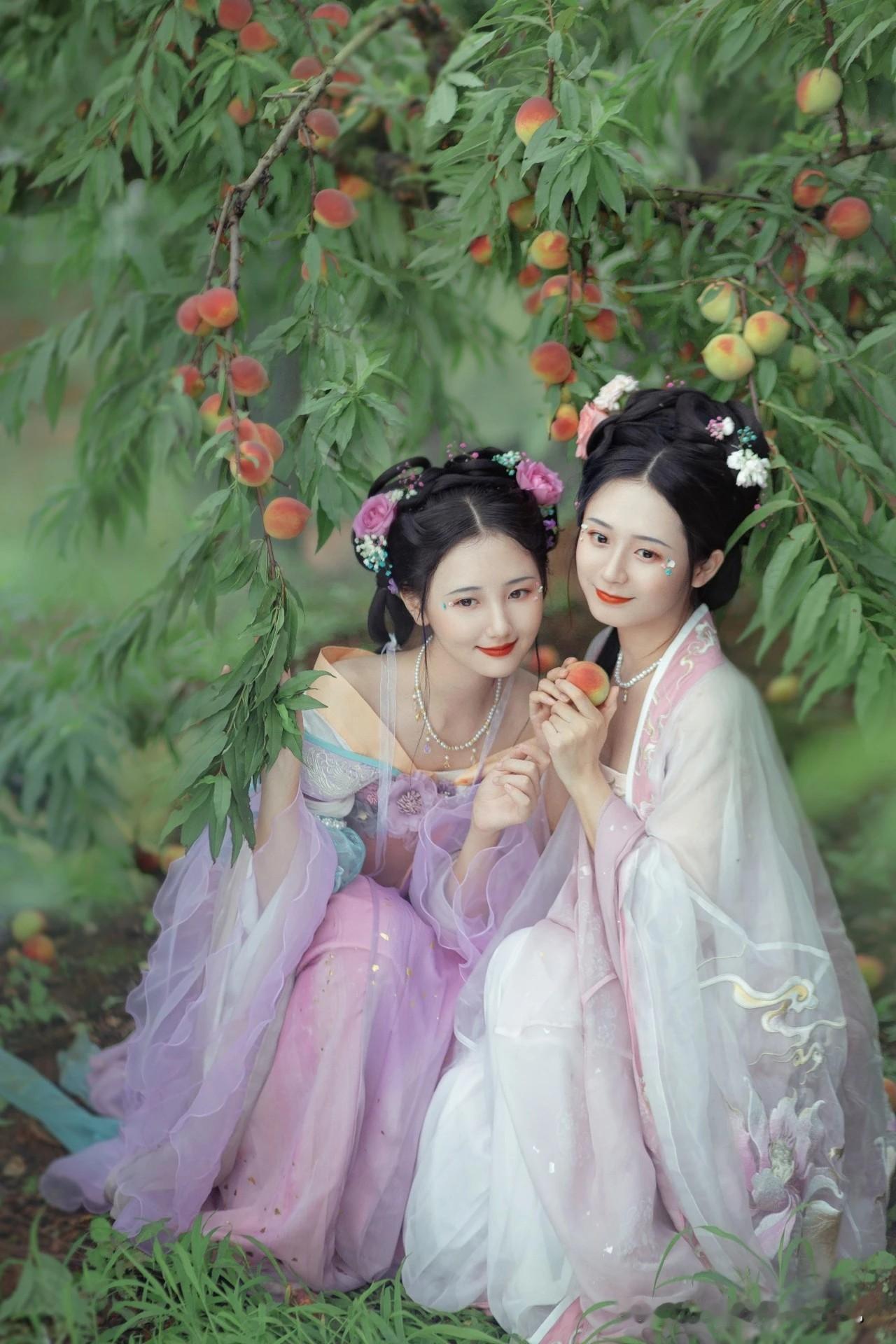 摘桃少女 桃花汉服少女 仙子摘桃 汉服赏桃