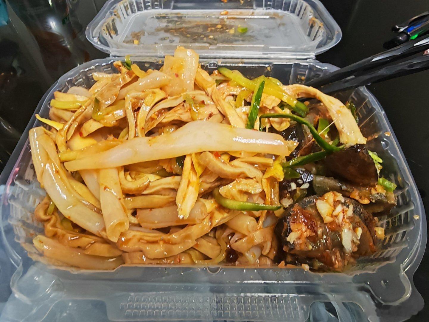天气热，不是很喜欢吃正餐于是就随便吃一点，我不能吃辣，也不喜欢麻的感觉但我就最喜