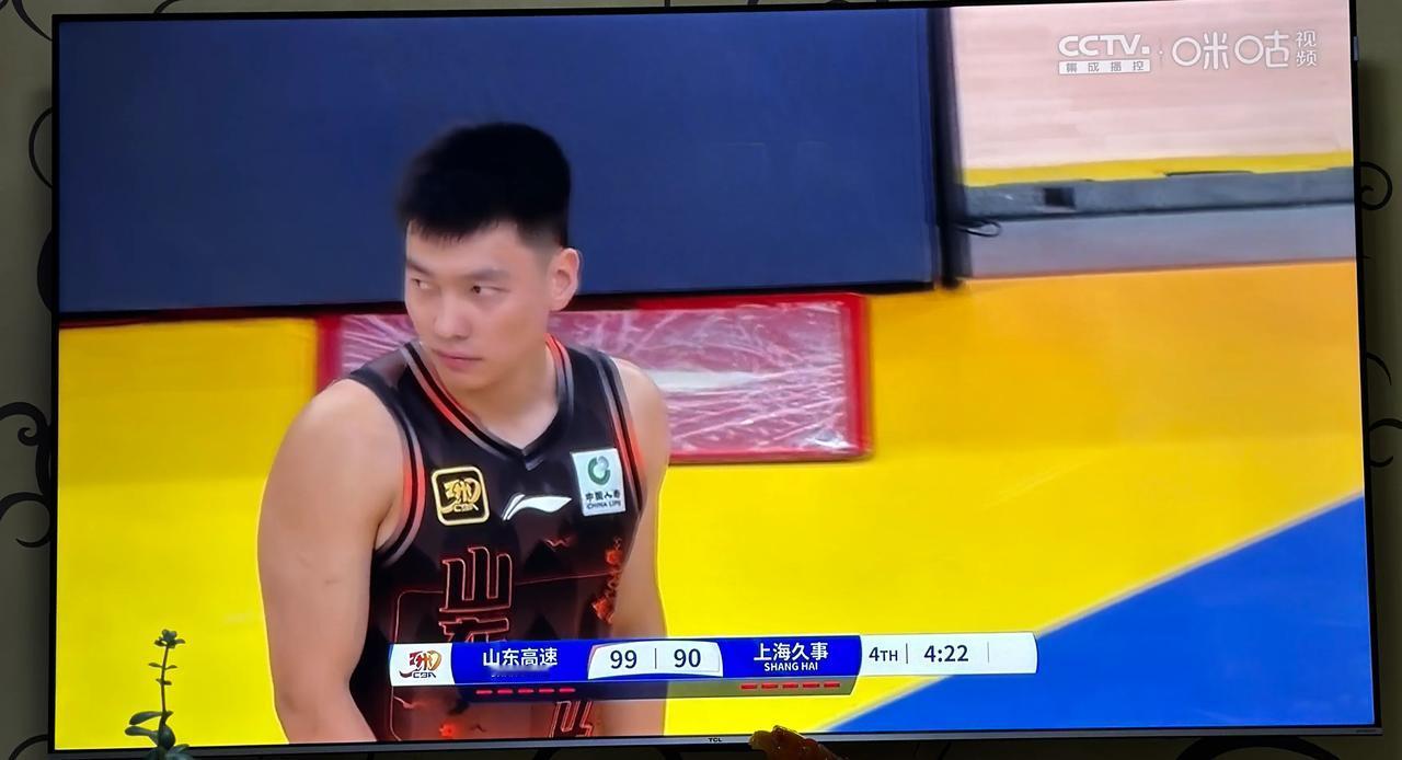 山东高速男篮战胜上海久事，几点看法。
1、高速男篮管理层这次办了个正事，引进的的
