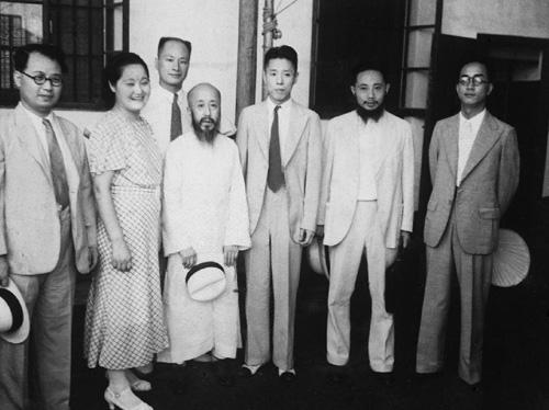 一九三六年十一月，救国会领袖沈钧儒等“七君子”被捕。正在国外访问的全国各界救国联