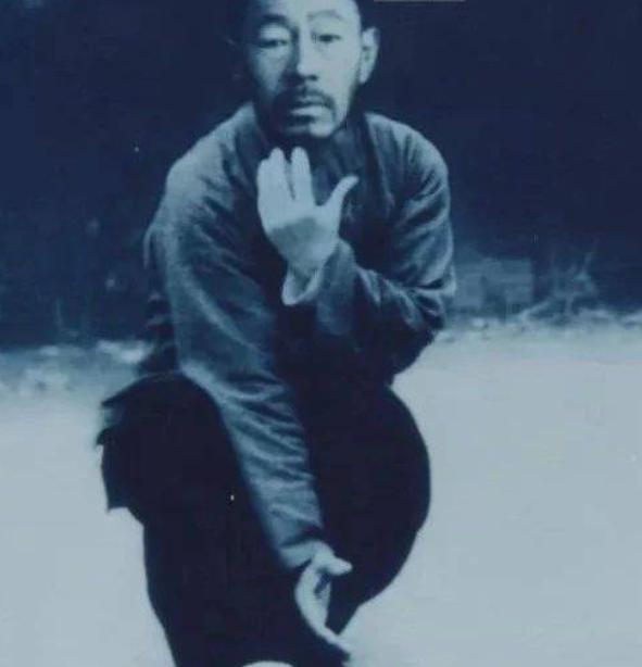 肩井一沉功夫深，内家拳的“松”与“通”之道





去年冬天跟师父学拳，他天天