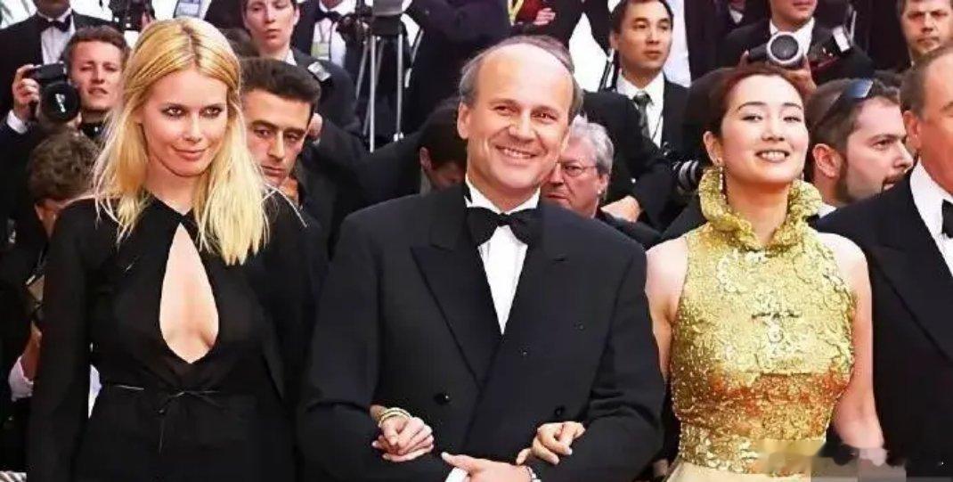 巩俐在国外可太出挑了！那叫一个高雅大气，把老外都看傻了 