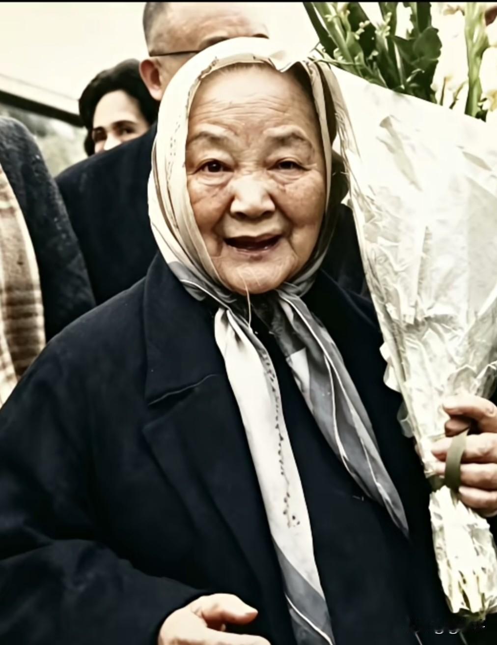 1970年，八十岁的江冬秀老人来到丈夫胡适墓前祭扫，并留下了这张罕见旧照。照片里