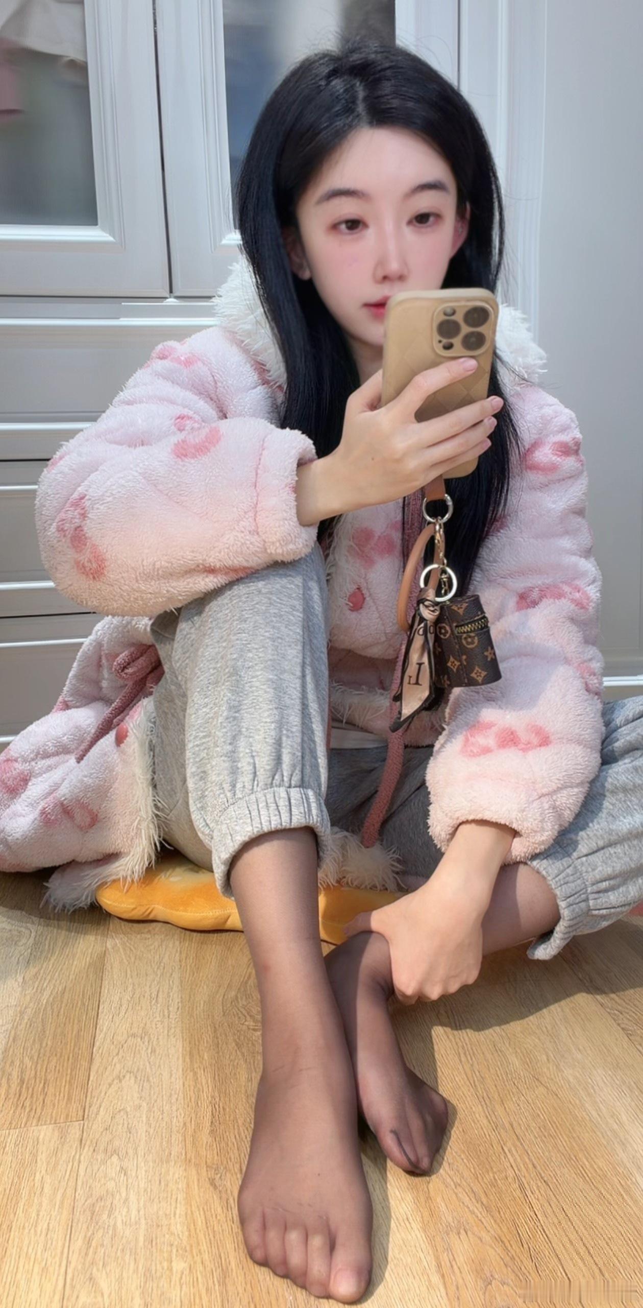 白秀珠黑丝脚脚太嫩了 