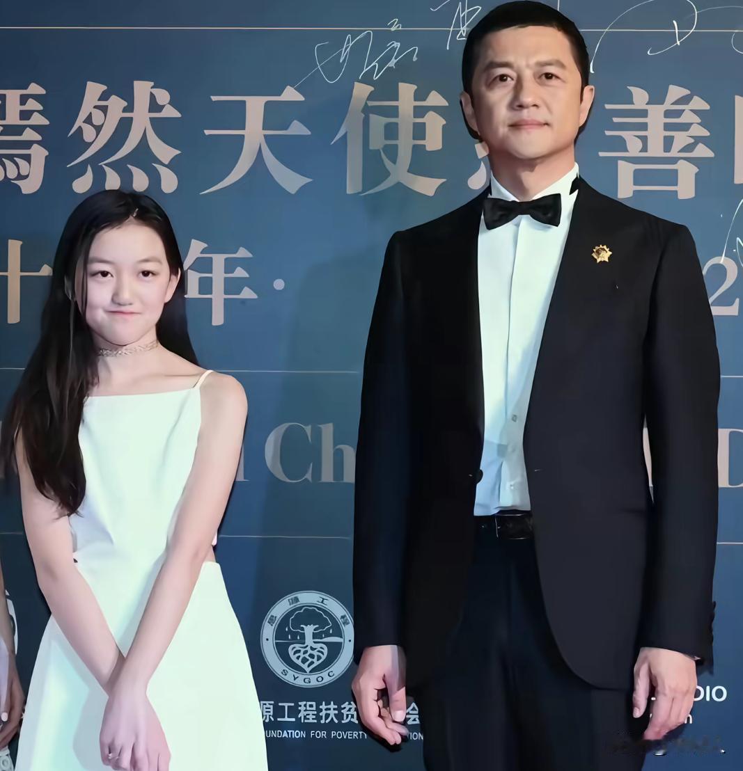 虽然李亚鹏没有获得“感动中国十大人物”，但是他值得这个称号。

李亚鹏创办的嫣然
