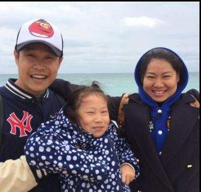 小沈阳的女儿小时候拍照主打一个自然，穿着普通的衣裳，眼睛笑成一条缝。