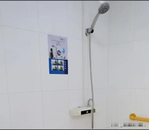 江苏常州，女子在住院时洗澡，被同一病房的男家属嫌她洗澡时间太长，多次催促。之后男