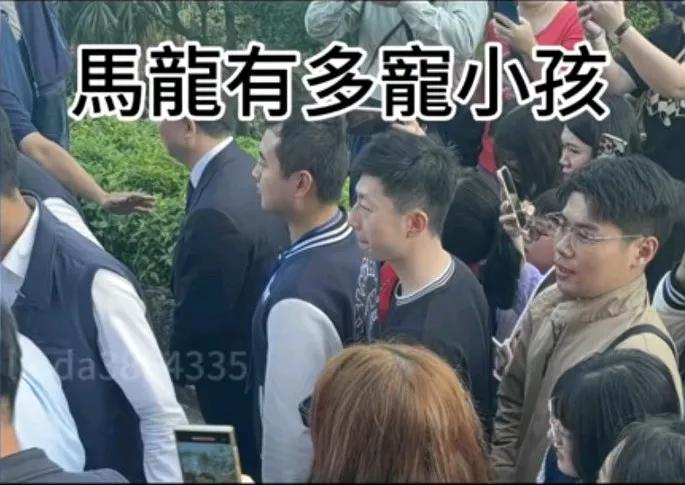 马龙超级宠小孩，听到小孩要签名，这是扛了一麻袋pin去吗，随时随地都能摸出来
马