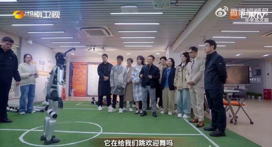 赛博版心愿便利贴 跨次元浪漫来袭✨智能机器人实景演绎，硬核科技撞上怀旧旋律刚柔并