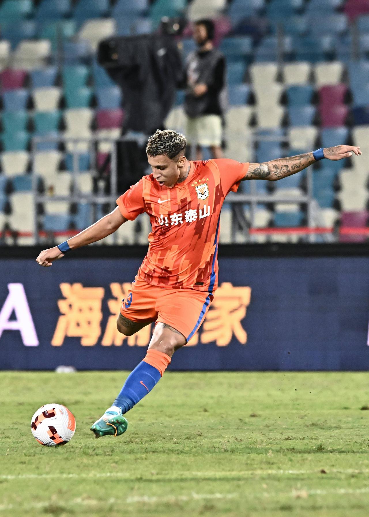 山东的特点就是任何情况下都会进攻，当外援被重点盯防的情况下，会有本土球员出来发挥