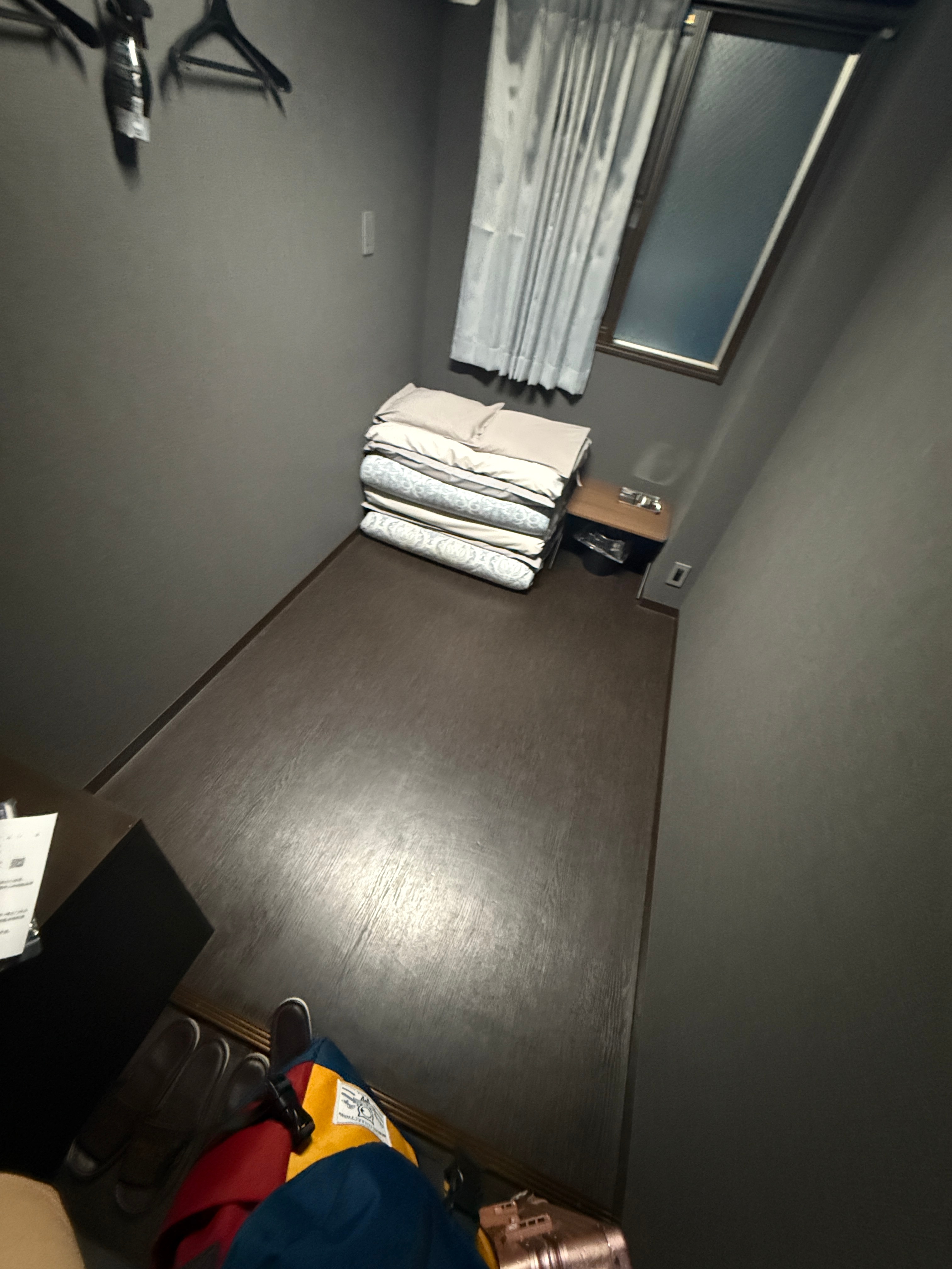 体验下峰哥的精彩生活，住了一个400块钱的日本挂壁房。经验丰富，晚上有什么需要注