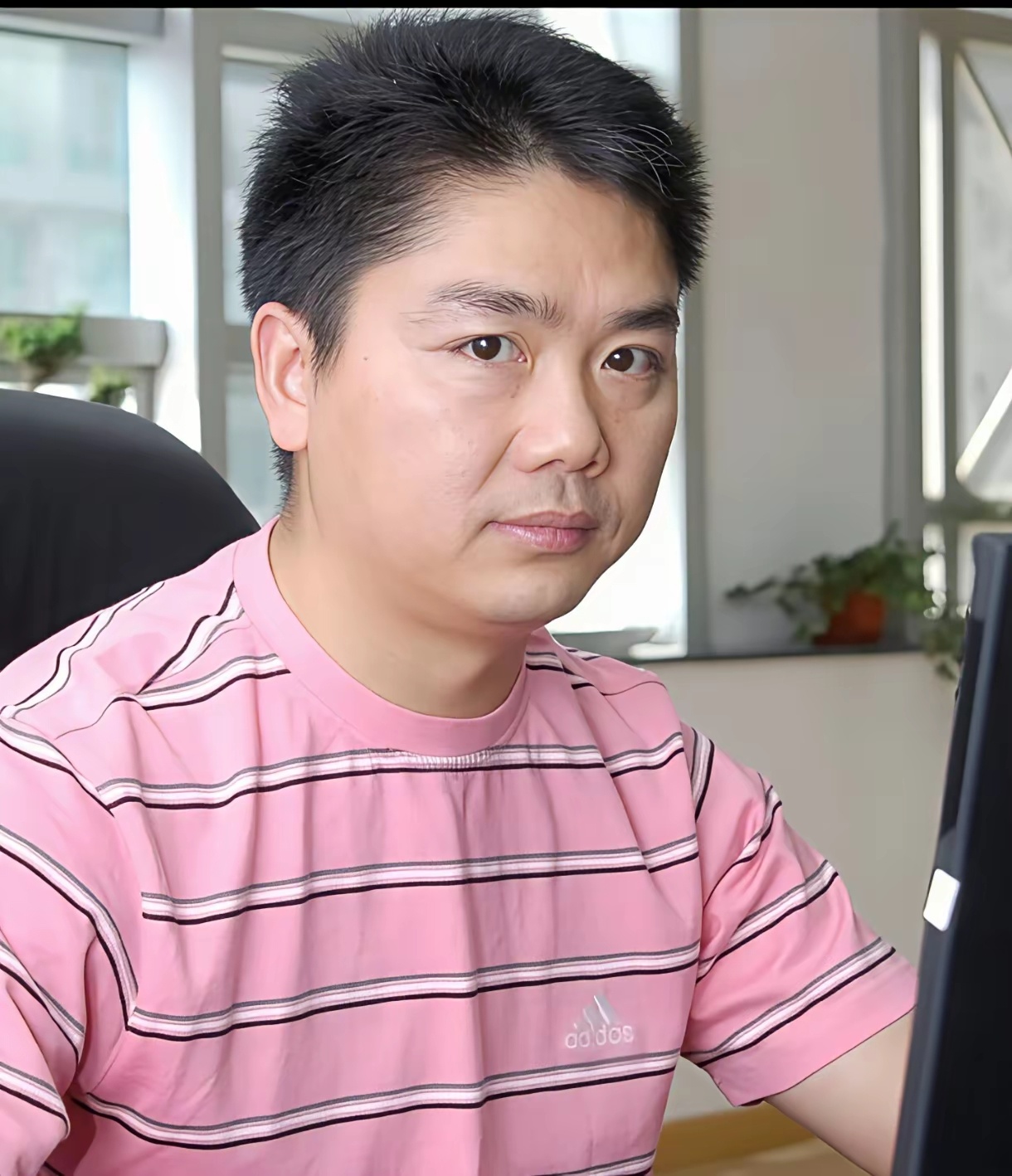 青壮年时期的刘强东，有点婴儿肥，堪称是小鲜肉，他额头上的一缕白头发还没出现，他的