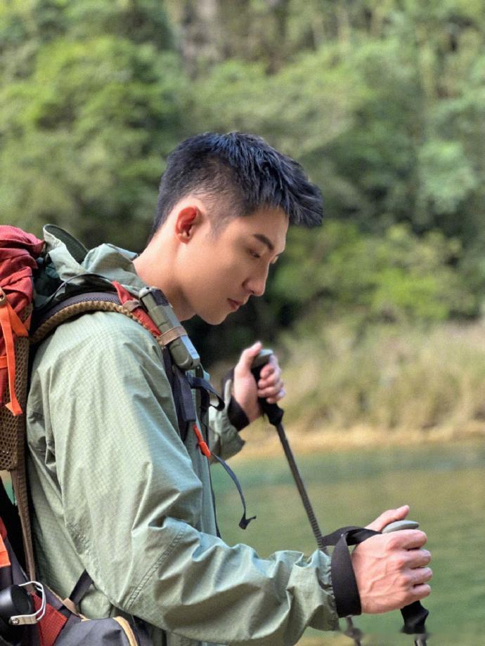 #黄景瑜秋天第一顿黄蚬子#秋天里，黄景瑜吃第一顿黄蚬子，开心不已。穿冲锋衣，A 