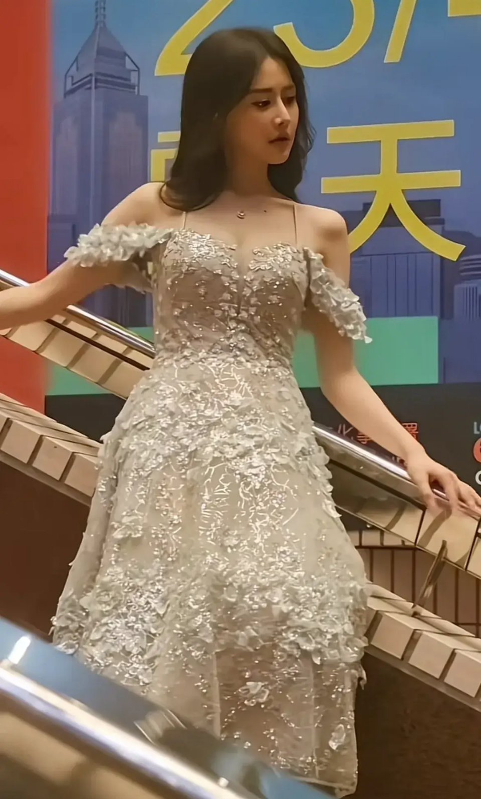 晶女郎又现新面孔，虽然王晶icon的时代已成为过去式，但他身边从不缺前赴后继的年