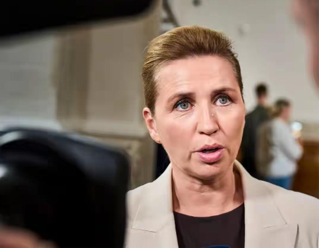 这个女人不简单
竟然敢对着美国
直接掀桌子
没错
她就是丹麦首相，别看只是一个女