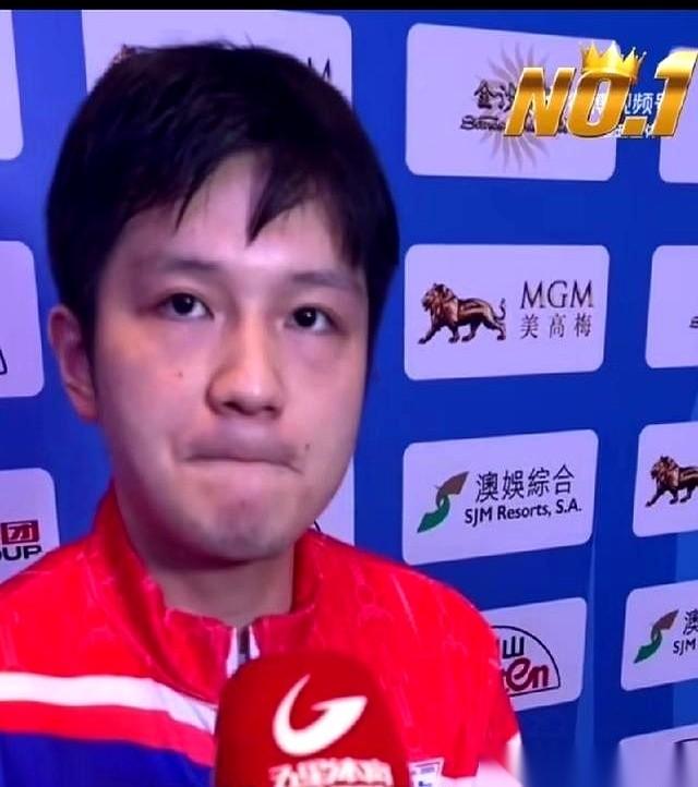 记者递过来一个话筒，满脸都写着“快，给我个大新闻”。
问题也够刁钻的：“在国外待