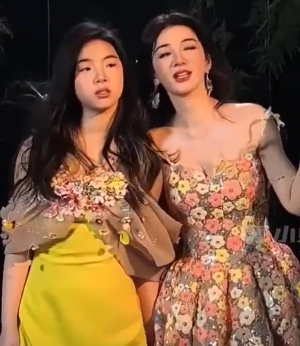 黄奕带女儿赴韩国学习唱跳 黄奕在网上分享带着女儿到韩国看演唱会，还送女儿到韩国舞
