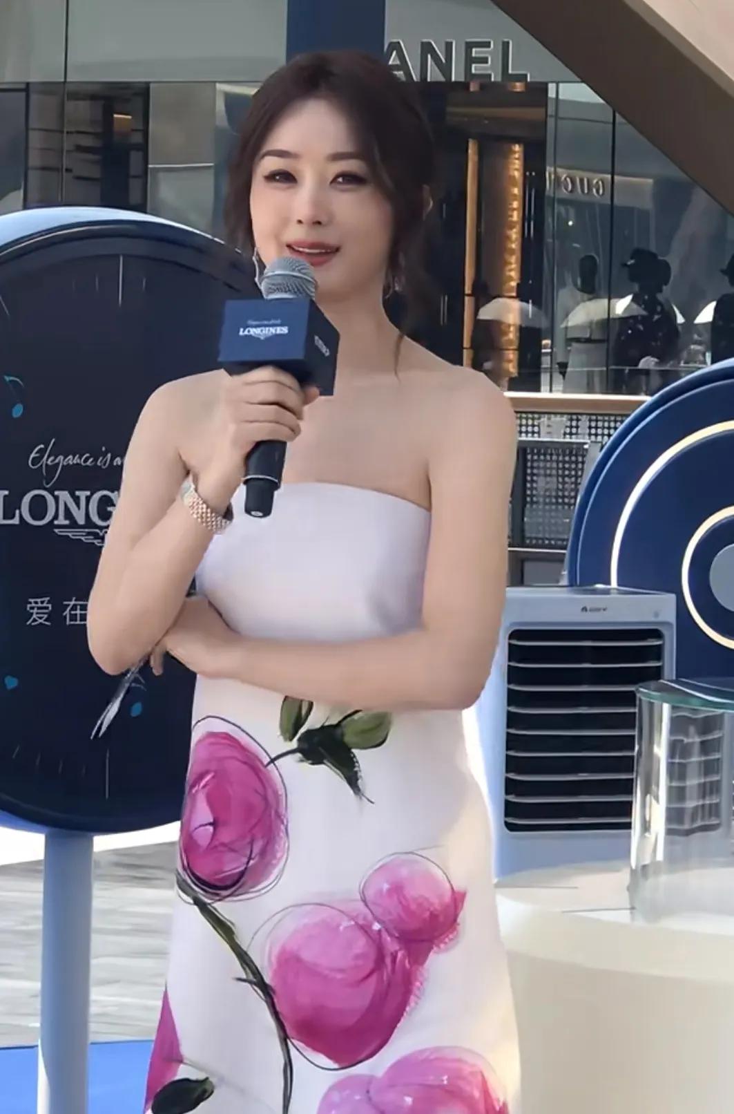 近日赵丽颖成都线下浪琴活动
这次造型师是怎么想的呀
什么样的人才能撑起这个礼服呀