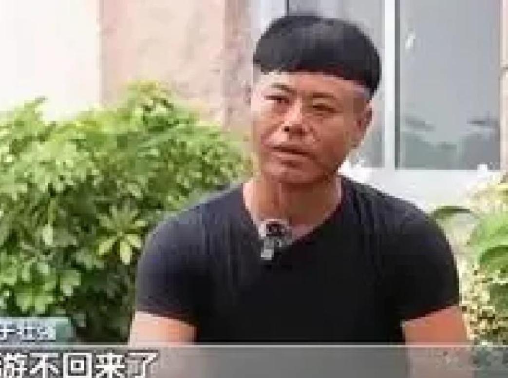 山东威海，一家3口去海边玩，结果，父子俩不慎被海浪卷走，妻子急得大喊：“有人会游