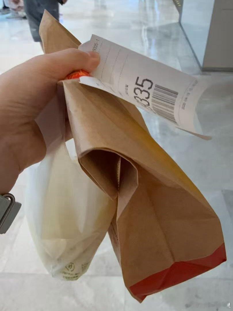 谁懂菠萝汉堡？一看到就立马去下单，找了半天菜单发现没有，发现要从主页进去预约，好