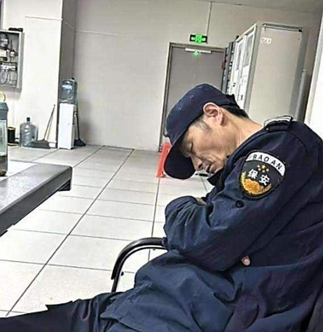 “真没人性！连人正常的吃喝拉撒睡都不放过！”2022年，广东清远，一位60岁大爷