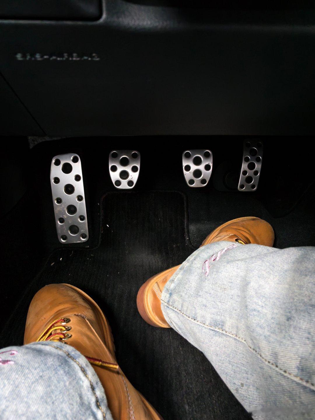 驾驶乐趣？乐NM……150km开了5个小时我直接腿抽筋了，好想这一刻冰箱彩电大沙