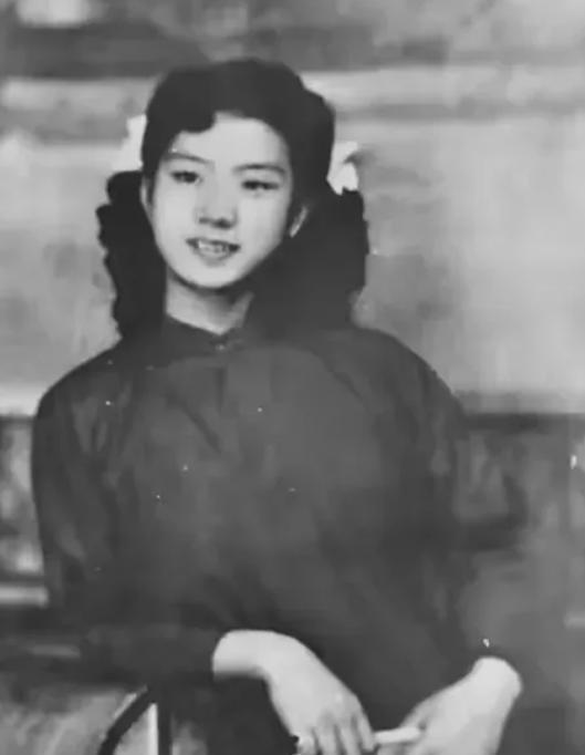1949年，特务头子毛森，抓捕了一个交际花小姐，审讯时，毛森用刀划开她的衣服，轻