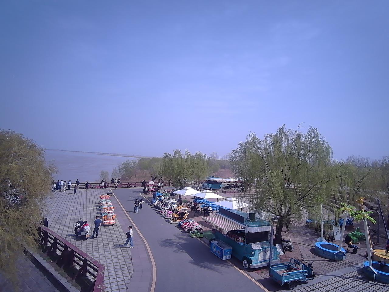 郑州南裹头广场，多年未来，模样大变化。人气变旺了，设施变全了。确实是一个春暖花开