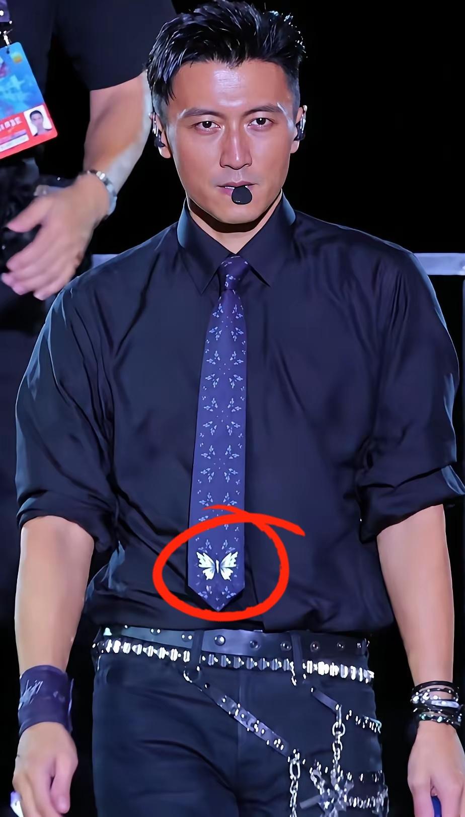 一把年纪奔五的人了，开一场演唱会为什么会让人各种诟病？
 
最近，随着老父亲去世