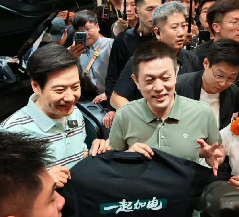 雷军在2026北京车展 现场给蔚小理都送了专门准备的衣服，蔚来的“一起加电”跟小