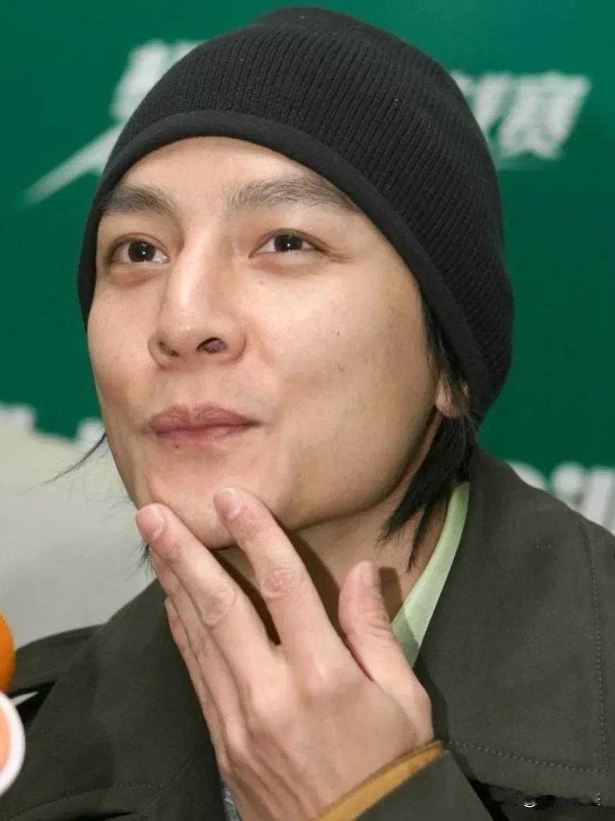 摄影师的这种角度，男神吴彦祖也扛不住啊，他那两个鼻孔，太抢好戏了！