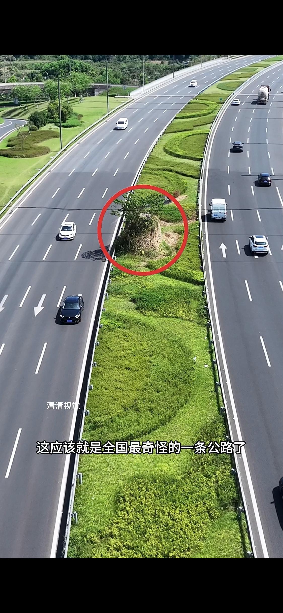 这应该就是全国最奇怪的一条公路了，好好的一条双向八车道的城市主干道，竟然多出了一