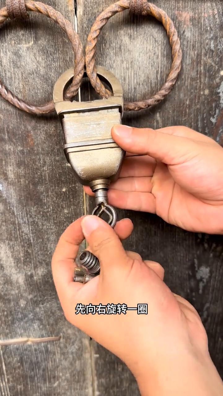 古代机关锁。
这世界上除了我，没有第二个人能打开。这把锁是祖上六代传下来的。
·