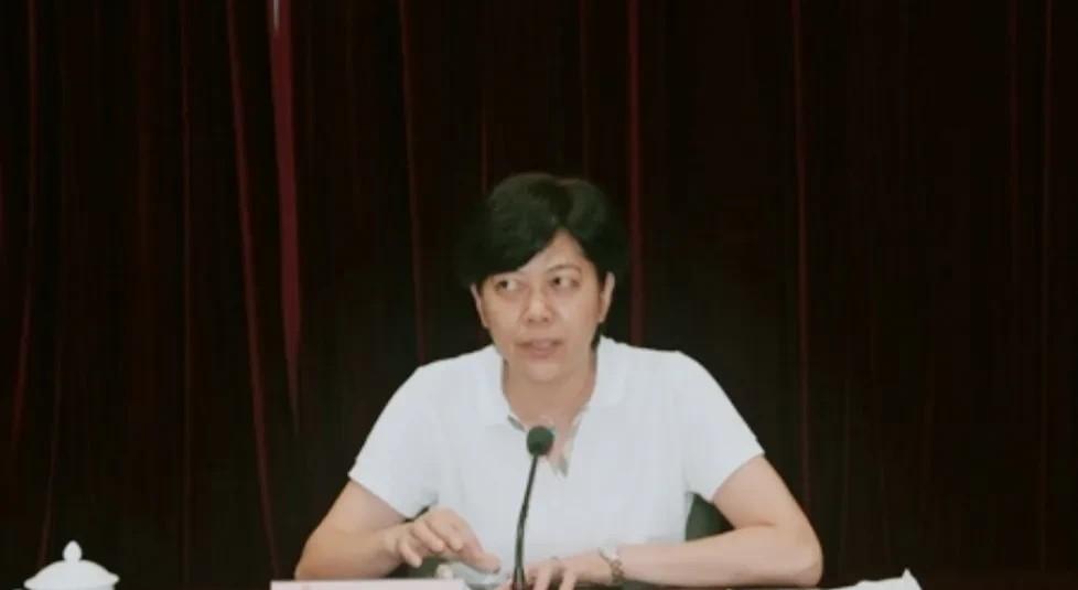 原南京市长季建业在没有落马之前，组织就曾找过扬州市环保局局长金秋芬谈话。而这场谈