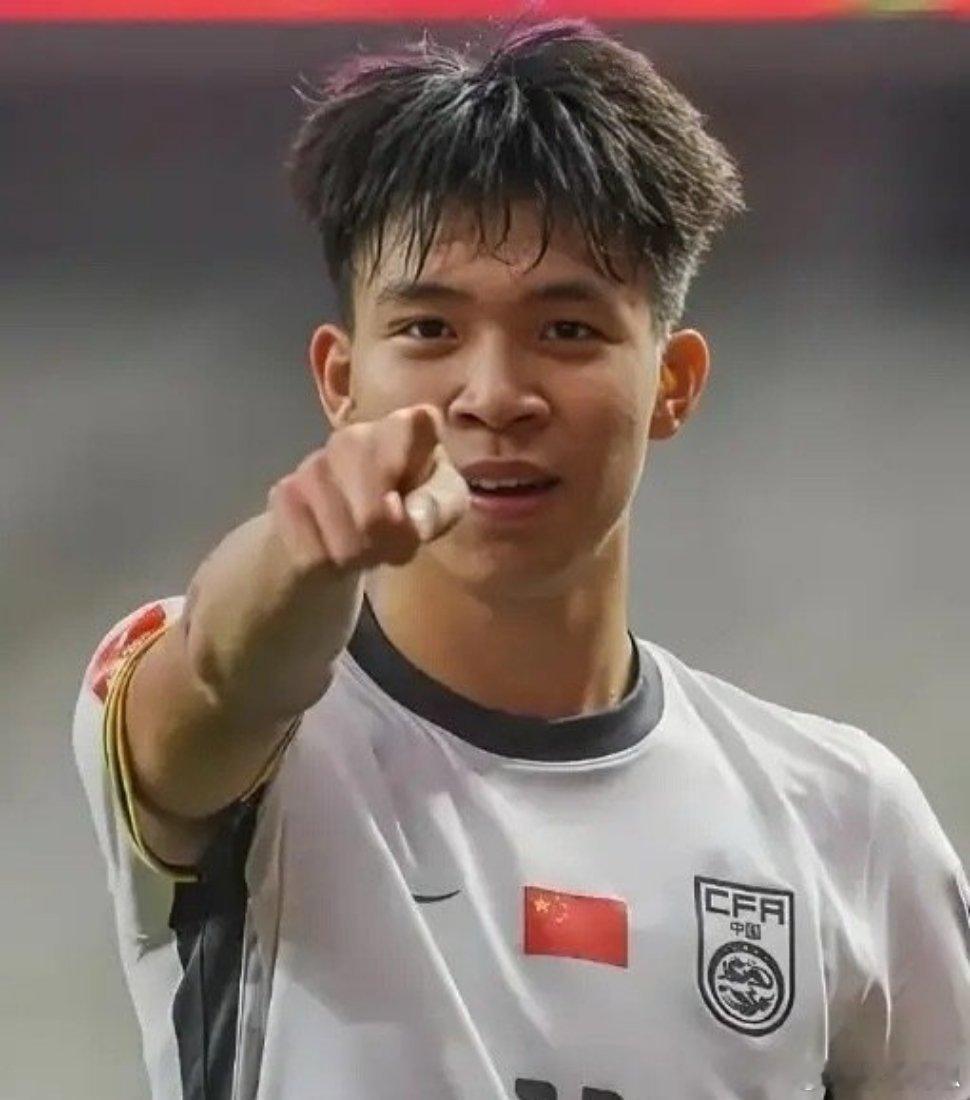 好消息！中国最有希望的超级新星王钰栋大概率今年冬窗加盟德甲球队。德国知名球探尼克
