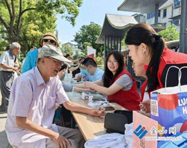 汇聚共建志愿力量 便民服务暖心开摊