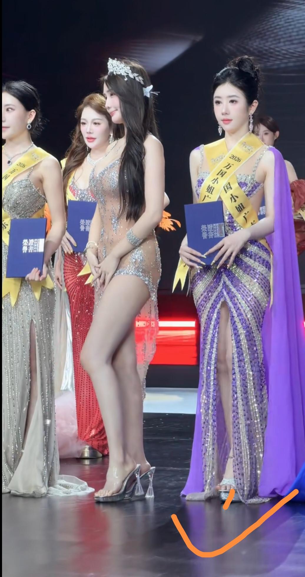 我相信99%的网友都会觉得右侧的女孩气质更高雅、高贵和端庄！这样的女孩，无论从东