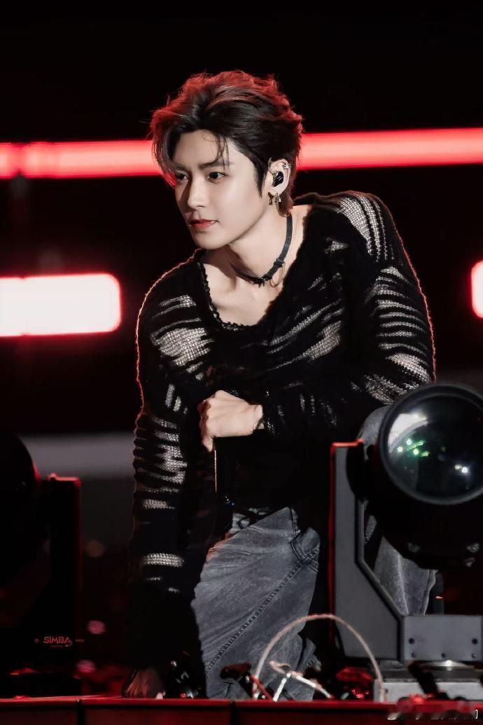 不说话也能撩到人心坎里，侯明昊的自然帅气真的太有杀伤力了，完全无法抗拒 