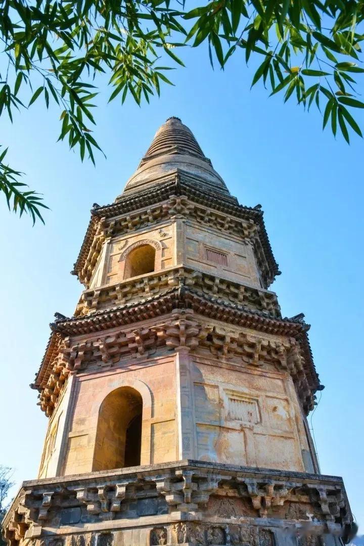 云居寺的牌楼是木质结构，建筑风格为四柱七楼式。在雕梁画栋之间我们看到四个古朴俊秀