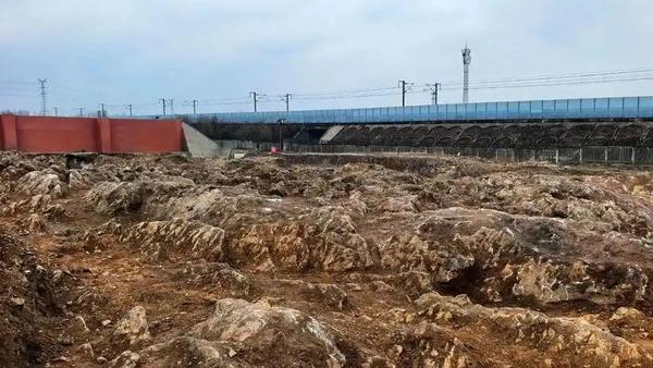 近日，山东宁阳修高铁站时发现石海的视频引发网络热议。视频中，数不清的石头露出地面